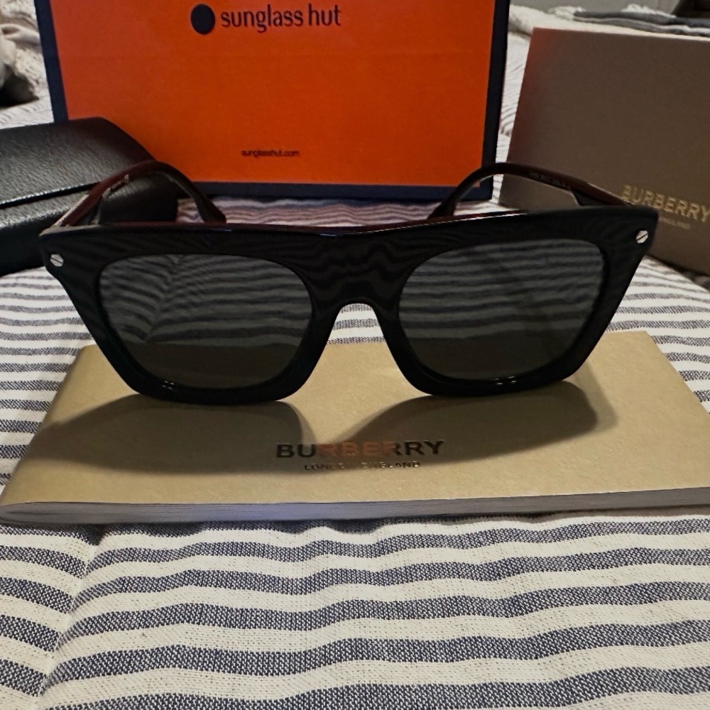 100% Original Burberry Black Rectangular Men’s Su… - image 2